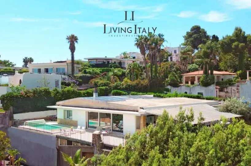 seafront villa in Costa Saracena